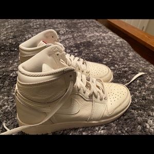 Air Jordan 1 High University Sail. Size 4Y.